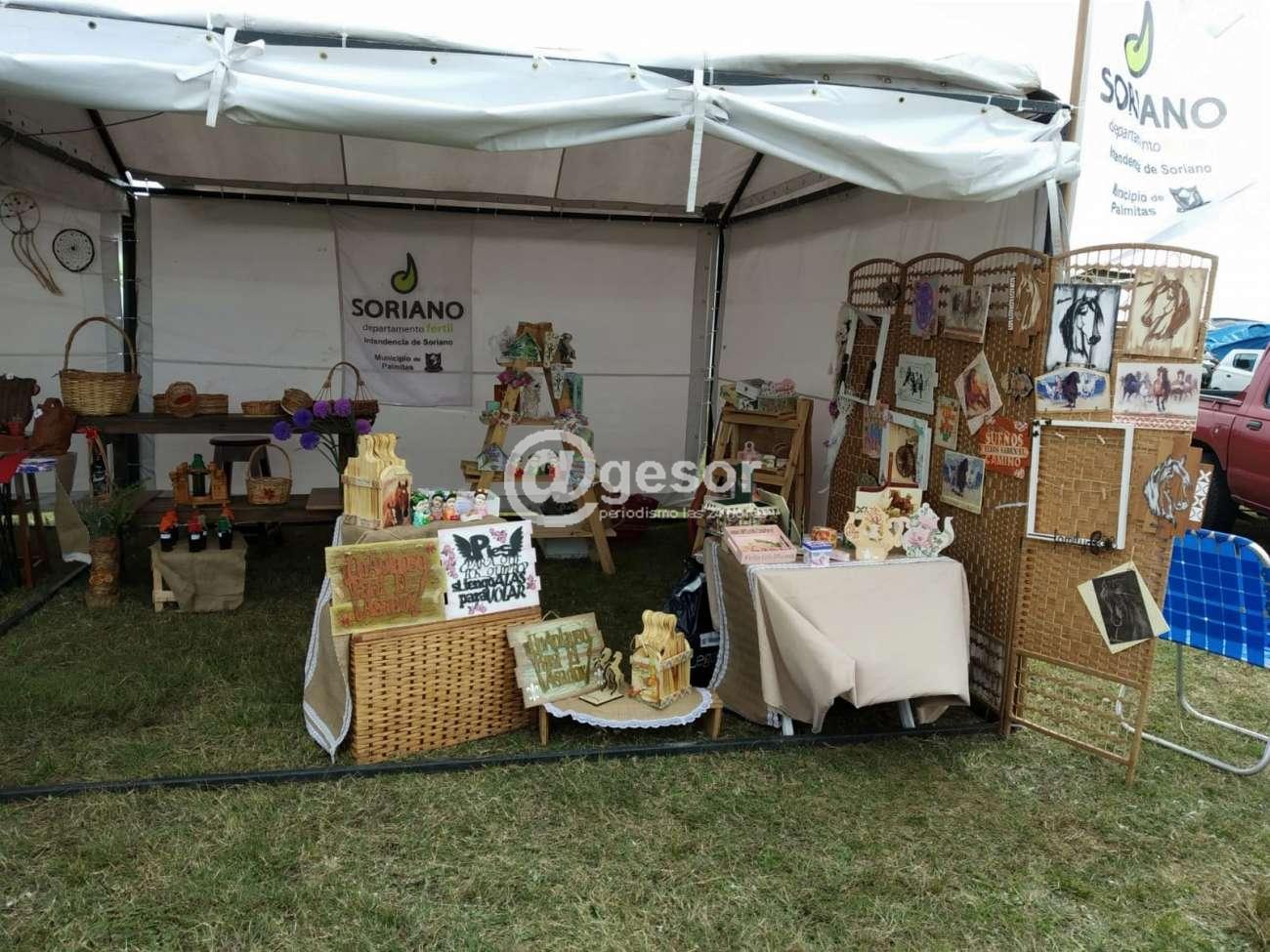 Allí realizaron la exposición y venta de artesanías y productos locales, los que fueron muy requeridos por el público visitante.